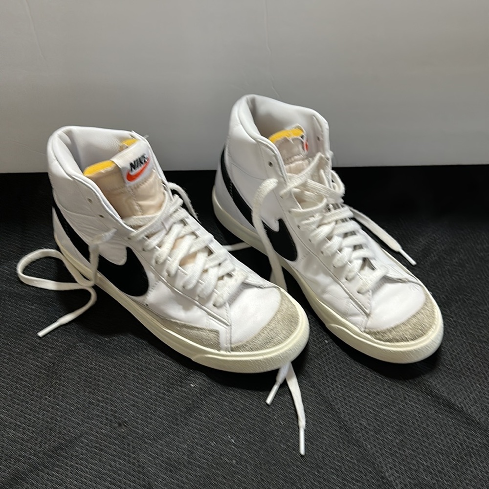 Size 8 - Nike Blazer Mid 77 women classic White Black.